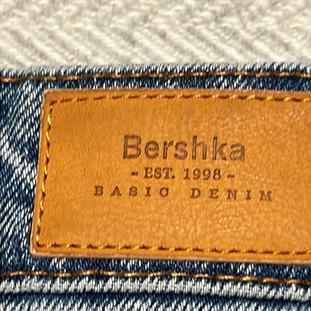 Bershka Light Blue Denim Crop Straight Jeans. Size 6 - Picture 5 of 11